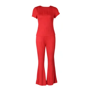 Ensemble rouge plissé deux pièces avec haut à manches courtes et pantalon évasé d'été