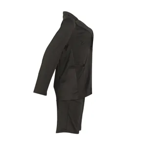 Vista lateral detallada de un conjunto de blazer y pantalones cortos negros para mujer