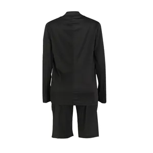 Vista trasera de un conjunto de dos piezas negro para mujer con blazer y short