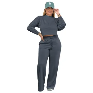 Two-piece women's thick casual sweatsuit set including cropped top and wide pants