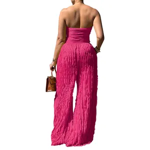 Vista posteriore di una tuta sexy rosa senza spalline a vita alta e gamba larga