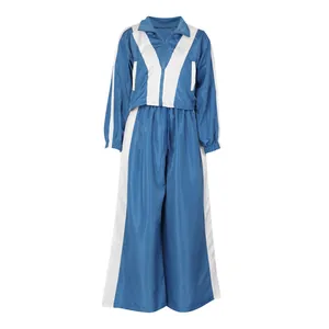 Zweiteiliges blau-weißes Sportset mit kurzer Jacke und weitem Bein aus Webstoff