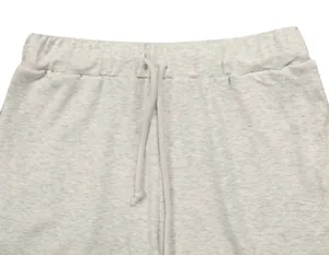 Dettaglio dei pantaloncini sportivi grigi con vita elastica e cordoncino di regolazione