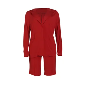 Traje informal rojo de 2 piezas para mujer con blazer de manga larga y pantalones cortos