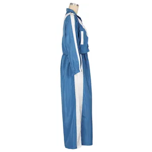 Seitenansicht des blau-weißen Damen-Trainingsanzugs mit locker sitzender Jacke und Hose