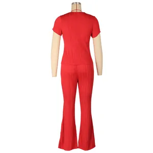 Détail de la vue arrière d'un ensemble plissé rouge deux pièces à manches courtes et pantalon évasé