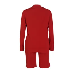 Elegante conjunto rojo de blazer y pantalones cortos para mujer, vista trasera detalle
