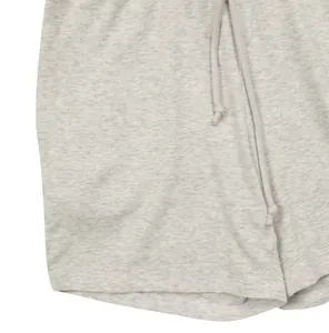Dettaglio del morbido tessuto jersey grigio e della coulisse regolabile degli shorts