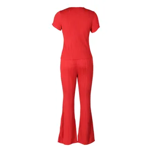 Vue arrière d'un ensemble plissé rouge deux pièces avec haut à manches courtes et pantalon.