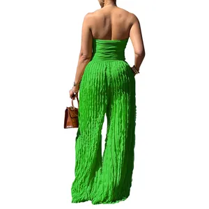 Vista posteriore di una tuta sexy verde senza spalline a vita alta e gamba larga