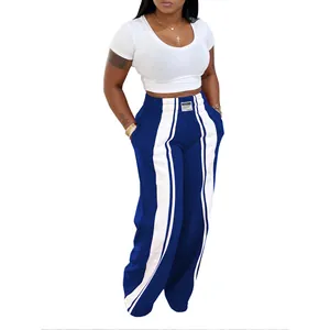Détail du pantalon large tendance à rayures verticales bleues et blanches pour femme