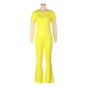 Ensemble d'été deux pièces jaune avec haut à manches courtes et pantalon évasé à côtes