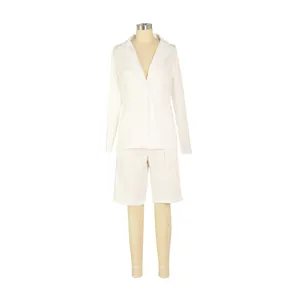 Maniquí que muestra el ajuste completo de un conjunto blanco de dos piezas de chaqueta y short