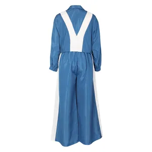 Rückansicht eines blau-weißen Damen-Trainingsanzugs mit markantem V-förmigem Patchwork
