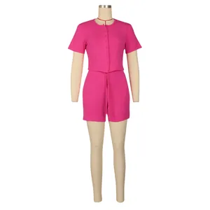 Vista frontale del set estivo a coste rosa fucsia con maglia a bottoni e pantaloncini
