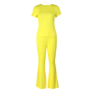 Vue détaillée de l'ensemble jaune vif côtelé avec haut à manches courtes et pantalon