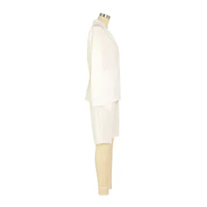 Elegante conjunto blanco de dos piezas con chaqueta de manga larga y pantalón corto en maniquí.