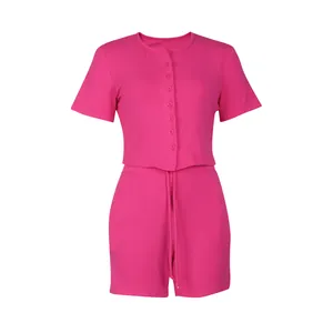 Vista frontale del set rosa due pezzi in maglia a coste con maglia e pantaloncini