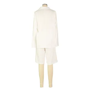 Vista trasera de un conjunto blanco de mujer con blazer y pantalones cortos casuales de verano