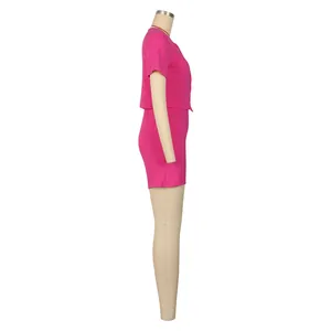 Vista laterale di un set a due pezzi fucsia in maglia a costine con top e pantaloncini