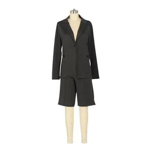 Elegante conjunto de dos piezas de chaqueta blazer negra y pantalones cortos para mujer