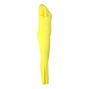 Vue latérale d'un ensemble plissé jaune deux pièces avec haut à manches courtes et pantalon
