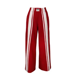 Vue détaillée du pantalon large rouge décontracté avec bandes verticales blanches
