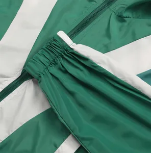 Detailaufnahme der grün-weißen Sportjacke mit Reißverschluss und elastischem Bündchen