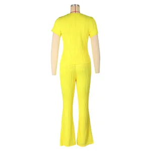 Vue arrière d'un ensemble d'été jaune deux pièces côtelé avec haut court et pantalon évasé.