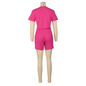Vista posteriore di un completo sportivo fucsia a due pezzi con t-shirt e pantaloncini