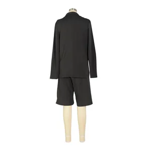 Vista trasera de un elegante conjunto de dos piezas de blazer y pantalones cortos negros de mujer.