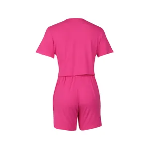Vista posteriore dettagliata del set sportivo rosa da donna in due pezzi in tessuto a costine