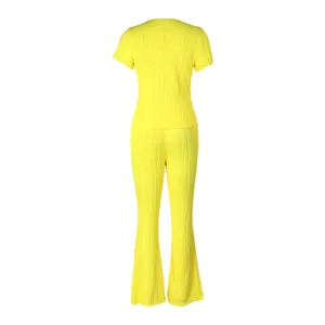 Vue arrière détaillée d'un ensemble plissé jaune vif composé d'un haut et d'un pantalon.