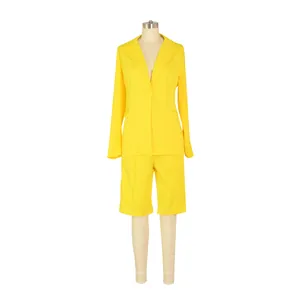 Vista detallada de un conjunto de dos piezas amarillo con americana y pantalones cortos