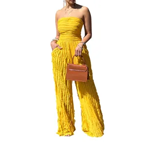 Elegante tuta gialla senza spalline a gamba larga con texture a pieghe per feste estive