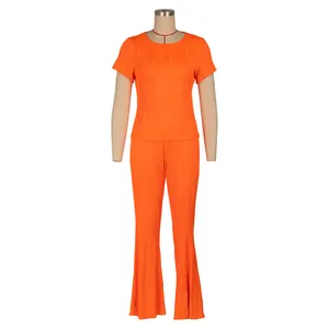 Vue d'ensemble de l'ensemble plissé orange avec haut à manches courtes et pantalon évasé