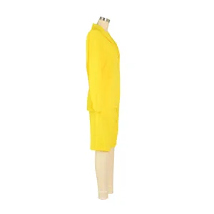 Vista lateral de un conjunto de dos piezas amarillo para mujer con blazer y shorts