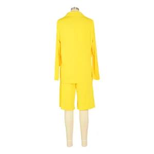 Vista trasera detallada de un conjunto de dos piezas amarillo con blazer y pantalón corto