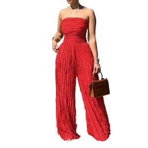 Elegante tuta rossa senza spalline a gamba larga con trama increspata per l'estate.