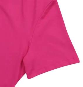 Dettaglio della manica della maglietta rosa vivace con cuciture fini e tessuto a costine