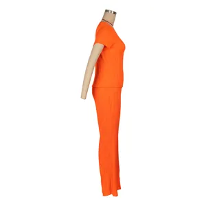 Vue latérale détaillée d'un ensemble deux pièces plissé orange vif à manches courtes et pantalon