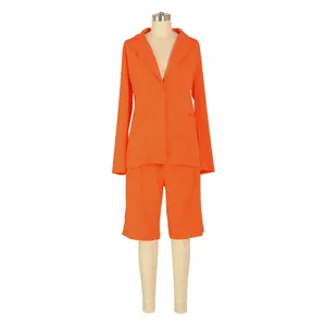 Traje de dos piezas naranja vibrante para mujer con blazer y pantalones cortos en maniquí