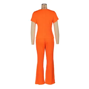 Vue arrière d'un ensemble plissé orange deux pièces avec haut à manches courtes.