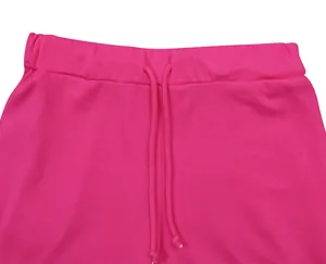 Dettaglio ravvicinato della vita a coste rosa vivace con fascia elastica e coulisse