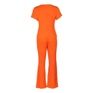 Vue arrière d'un ensemble plissé orange deux pièces avec haut à manches courtes
