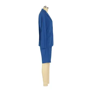 Vista lateral de un elegante conjunto de blazer y pantalones cortos azul real para mujer