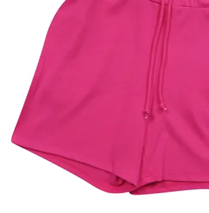 Dettaglio ravvicinato di pantaloncini sportivi a coste rosa acceso con coulisse