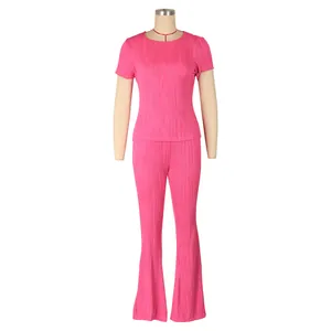 Vue détaillée d'un ensemble plissé rose deux pièces à manches courtes et pantalon évasé