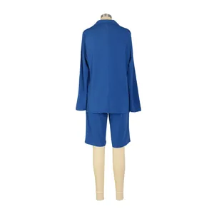 Vista trasera de conjunto casual de dos piezas azul real para mujer con blazer y shorts