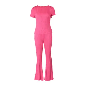 Vue détaillée de l'ensemble deux pièces rose avec texture plissée et pantalon évasé